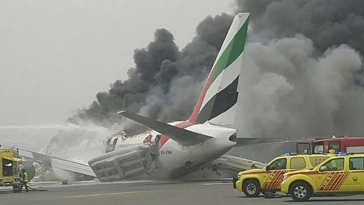 Un pompier a murit în timpul operațiunii de stingere a incendiului izbucnit după ce un avion a aterizat forțat pe aeroportul din Dubai