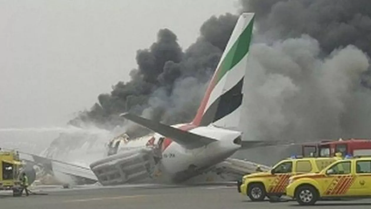 Incendiu pe aeroportul din Dubai: Imagini cutremurătoare din avionul care a aterizat forțat (VIDEO)