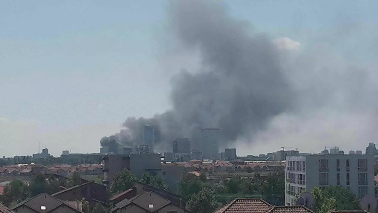 Incendiu puternic lângă clubul Chaboo, în zona Barbu Văcărescu din Capitală (VIDEO, FOTO)