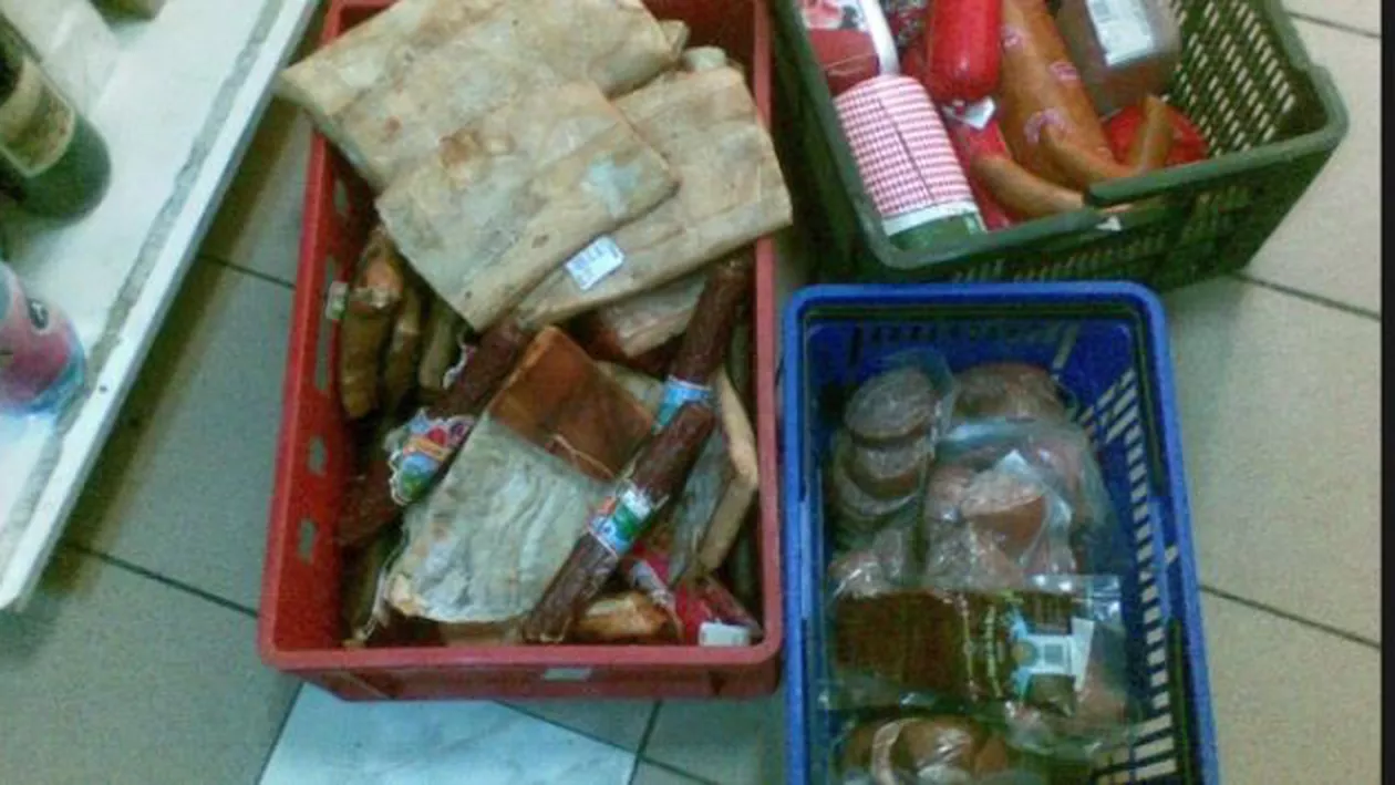 Situație alarmantă pentru consumatorul român: O tonă de alimente congelate expirate confiscate de poliţişti