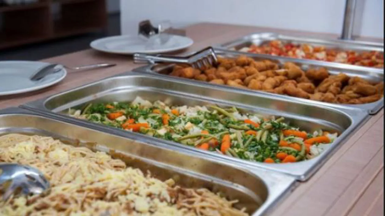 FOCAR DE TOXIINFECȚIE ALIMENTARĂ PE LITORAL: Angajați ai unui hotel din Venus, depistați cu stafilococ auriu. 19 turiști au ajuns la spital