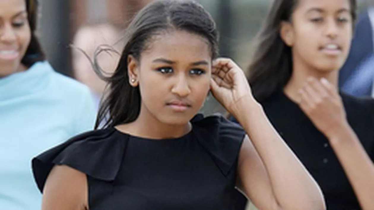 Fiica cea mică a lui Obama, chelneriță la un restaurant de lux pe perioada verii. Cum a fost fotografiată Sasha la locul de muncă (FOTO)