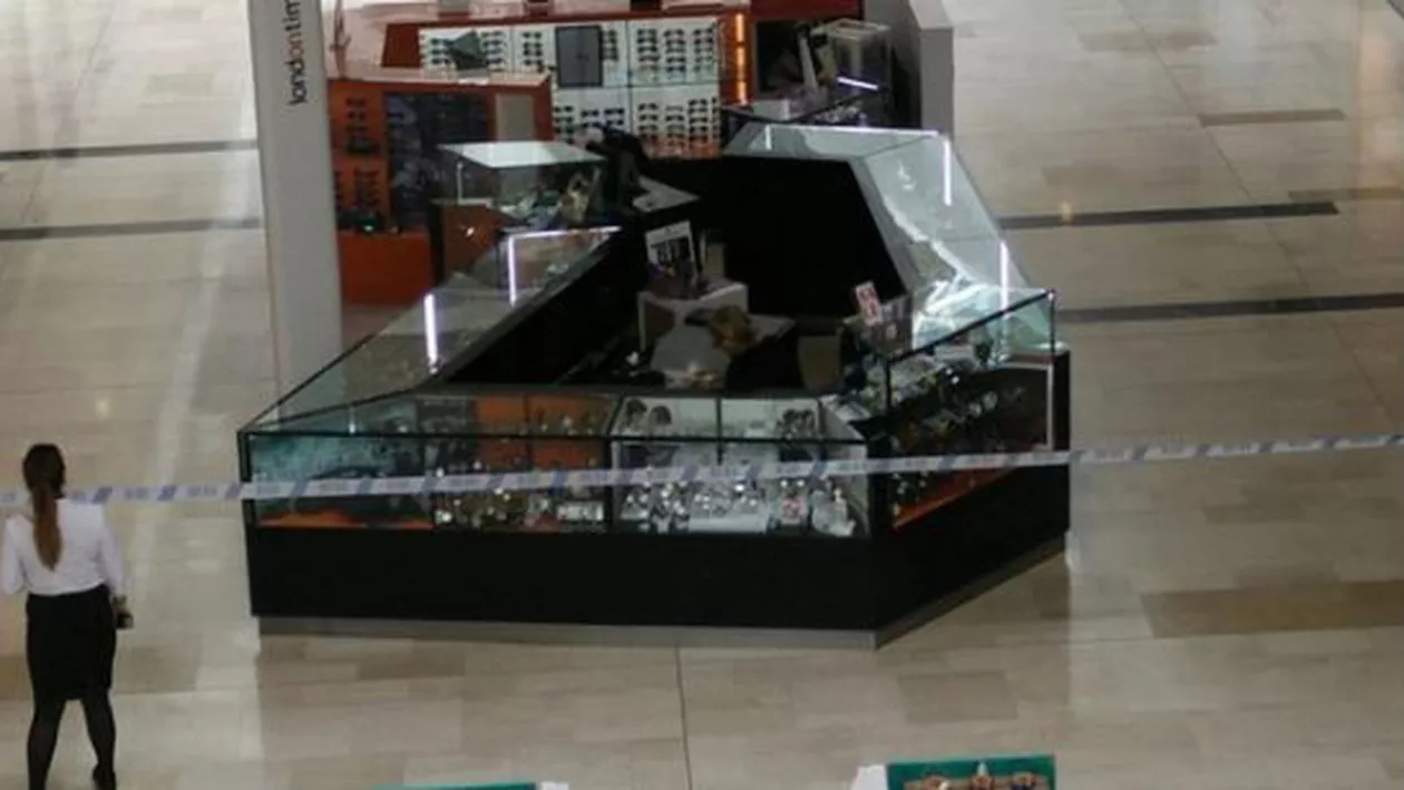 ATAC SÂNGEROS într-un centru comercial din Londra. Un bărbat a fost înjunghiat
