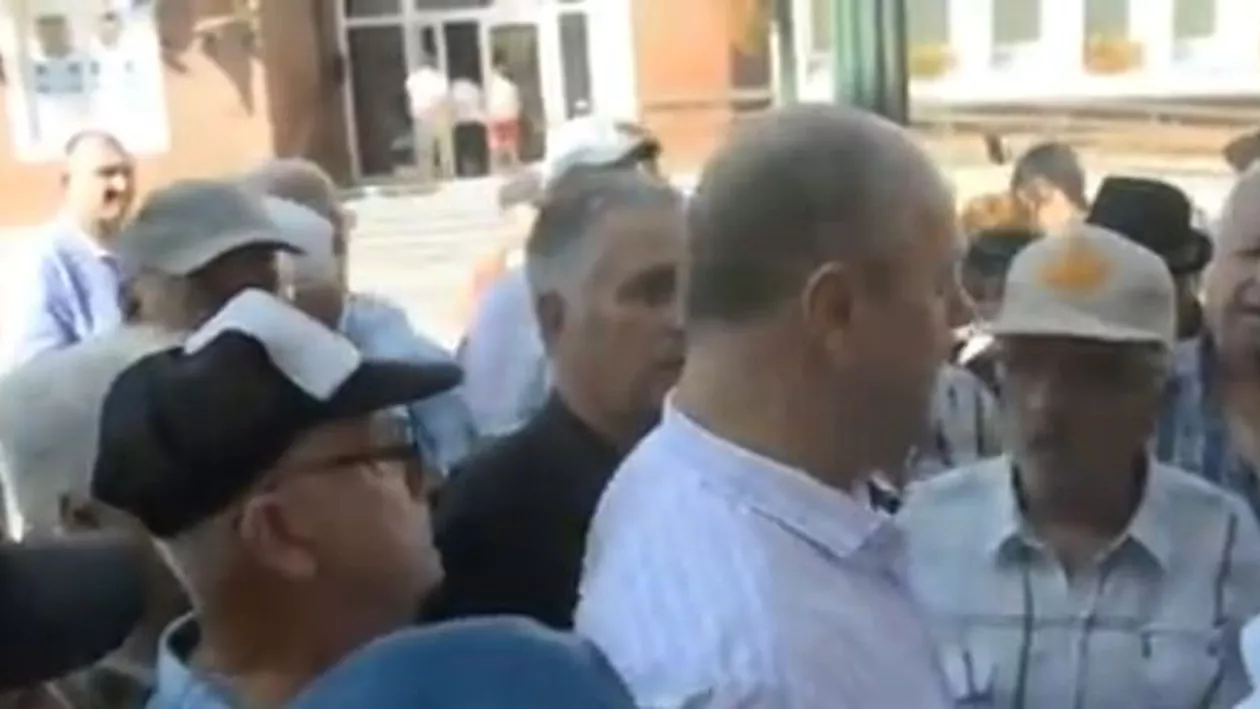 Scandal de proporţii la Reșița! Edilul, la un pas să fie linșat de pensionari, după ce i-a lăsat fără  gratuitate pe mijloacele de transport în comun (VIDEO)