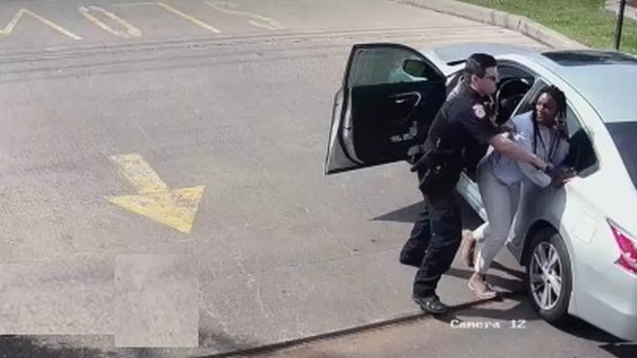 Femeie de culoare, oprită în trafic după o contravenție ușoară. Americanca acuză că a fost eminințată cu șocuri electrice (VIDEO)
