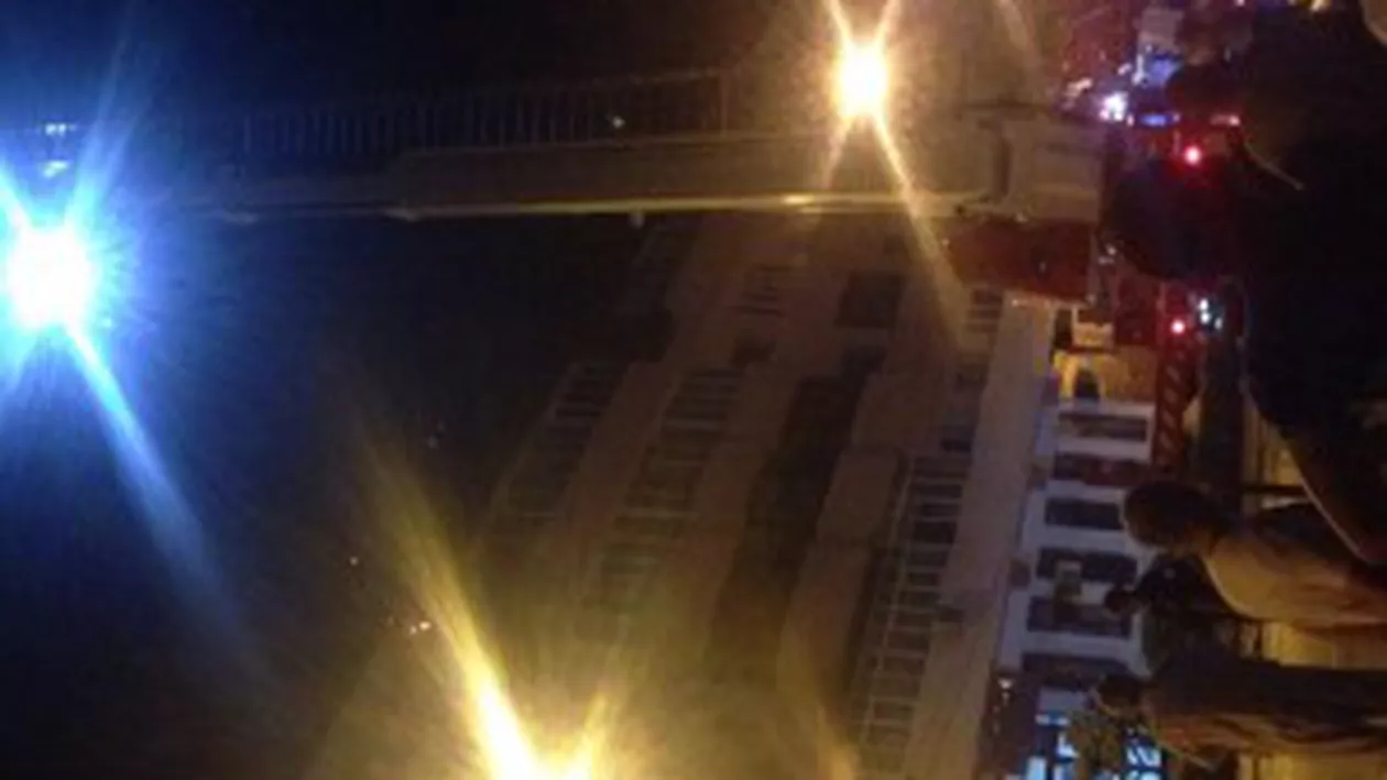 Noapte teribilă la Târgu-Jiu! Un incendiu puternic a mistuit acoperişul unui bloc aflat lângă Tribunalul Gorj (VIDEO)