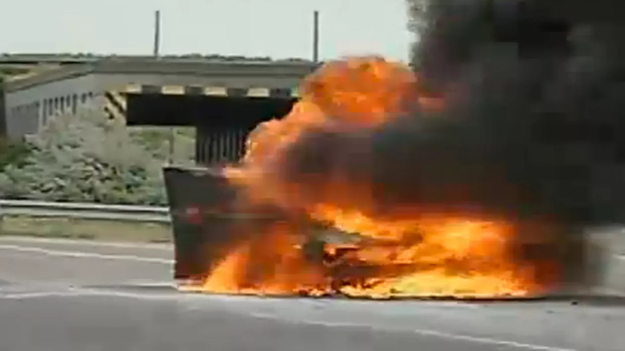 Panică pe autostrada Soarelui: O autoutilitară a luat foc