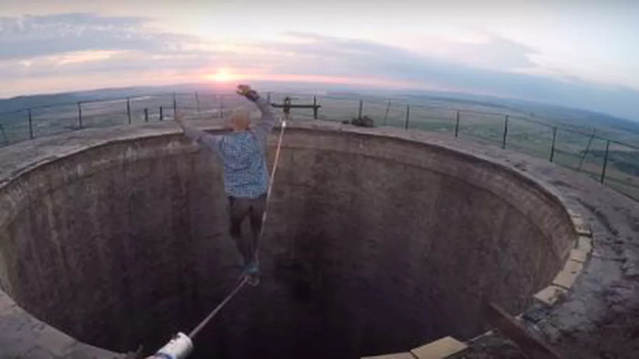 Bărbatul care nu știe ce înseamnă frica. Tânărul face echilibristică pe un turn la o înălțime de 160 de metri (VIDEO)