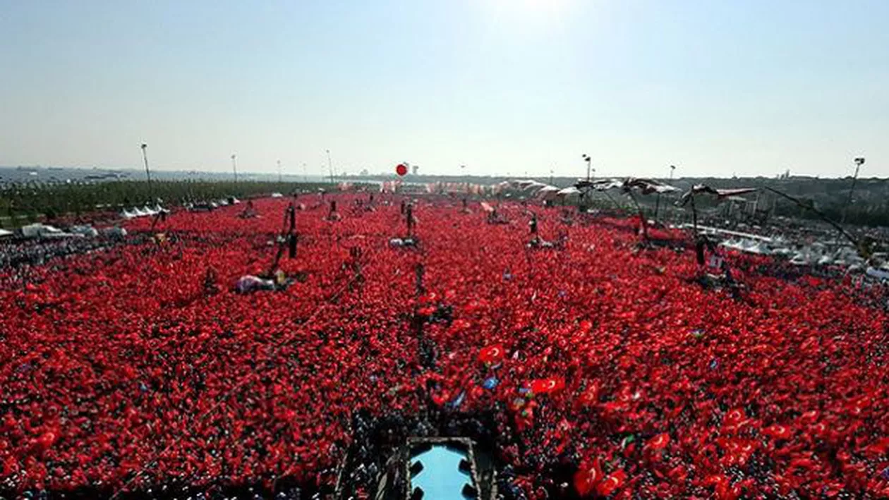 Manifestație de amploare în Turcia! 5 milioane de oameni au ieșit în stradă pentru a-și arăta susținerea față de Erdogan (VIDEO)