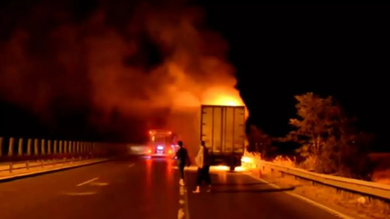 Un tir încărcat cu detergent, în flăcări pe A1. În cabină se afla doar şoferul (VIDEO)