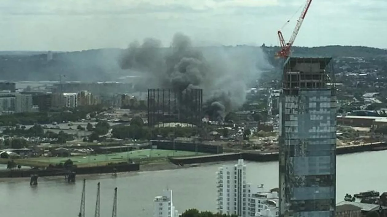 Incendiu de amploare la Londra! Peste 100 de pompieri se luptă cu flăcările de la Tunnel Avenue (VIDEO)