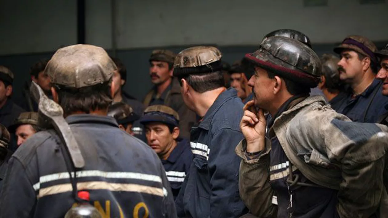 Greva foamei la exploatarea de uraniu de la mina Crucea din Suceava! 83 de ortaci sunt blocați în subteran și își revendică drepturile (VIDEO)