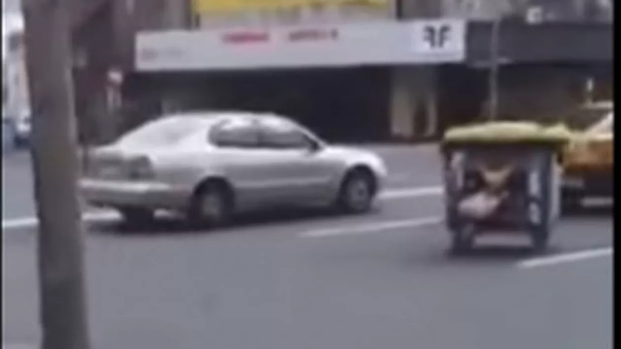 Cum a eliberat un şofer de TICO bulevardul Magheru după ce un tomberon a ajuns în MIJLOCUL STRĂZII (VIDEO)