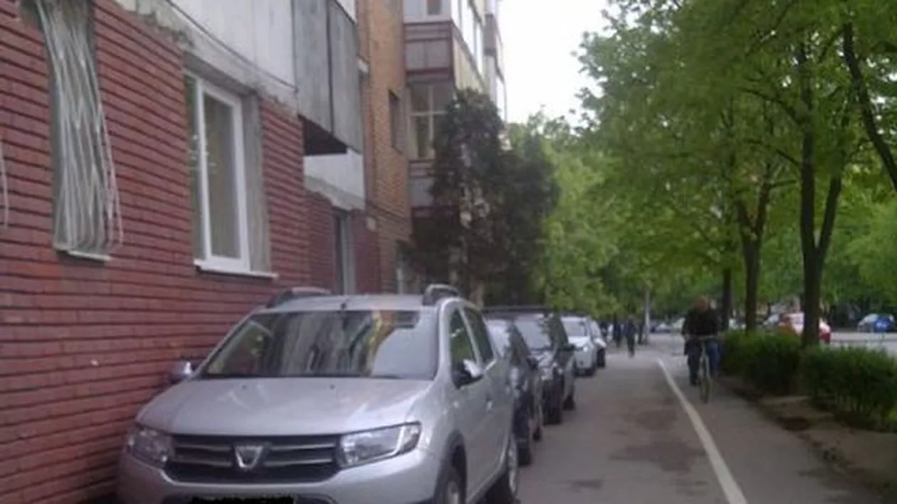 Mai multe mașini au fost distruse de tencuiala căzută de pe un bloc din Târgu Jiu