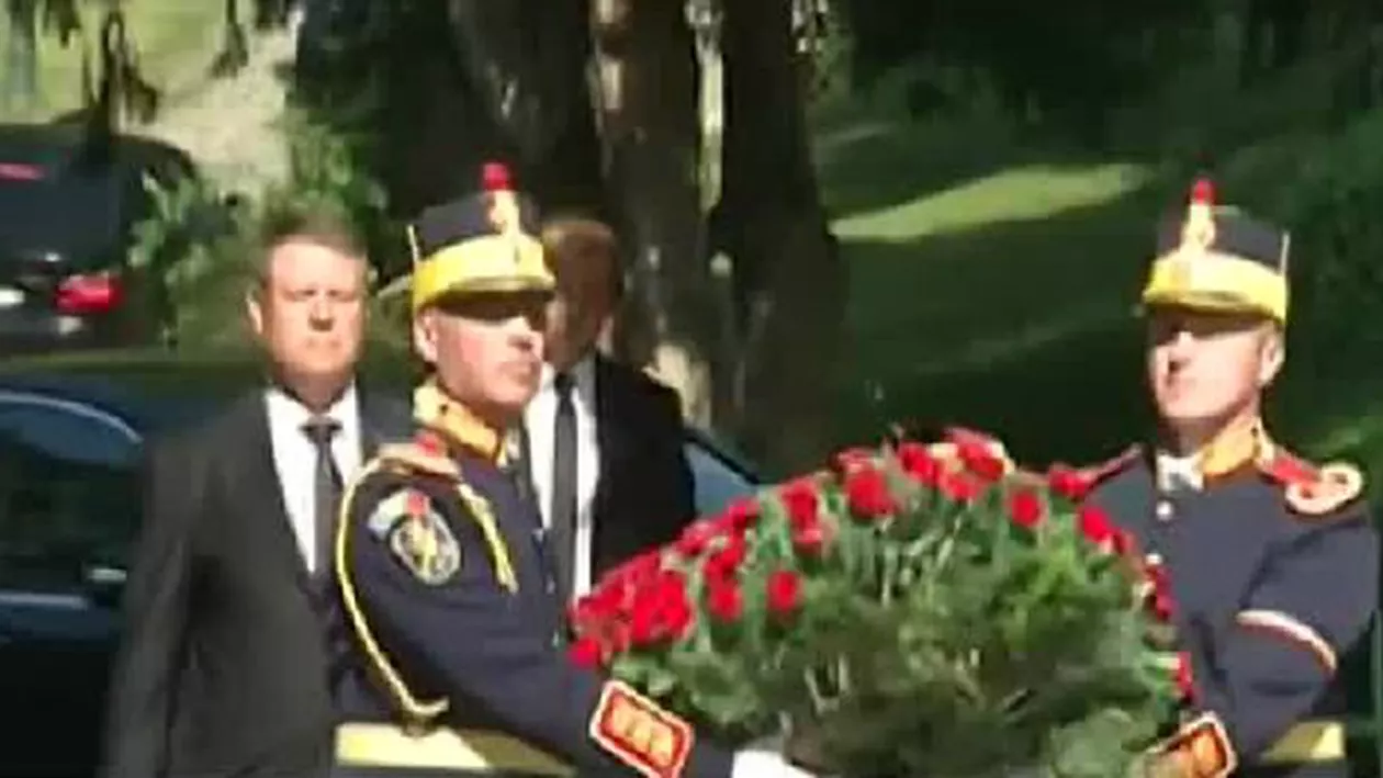 Klaus Iohannis, mai devreme cu 4 ore la Castelul Peleș pentru a o omagia pe Regina Ana. Președintele nu a respectat programul Casei Regale (VIDEO)