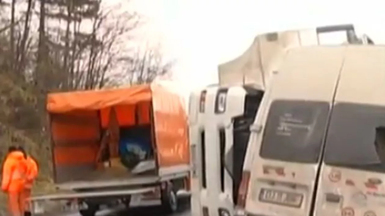 Accident teribil pe DN13! Doi oameni au murit după o coliziune puternică dintre un autoturism și un TIR (VIDEO)