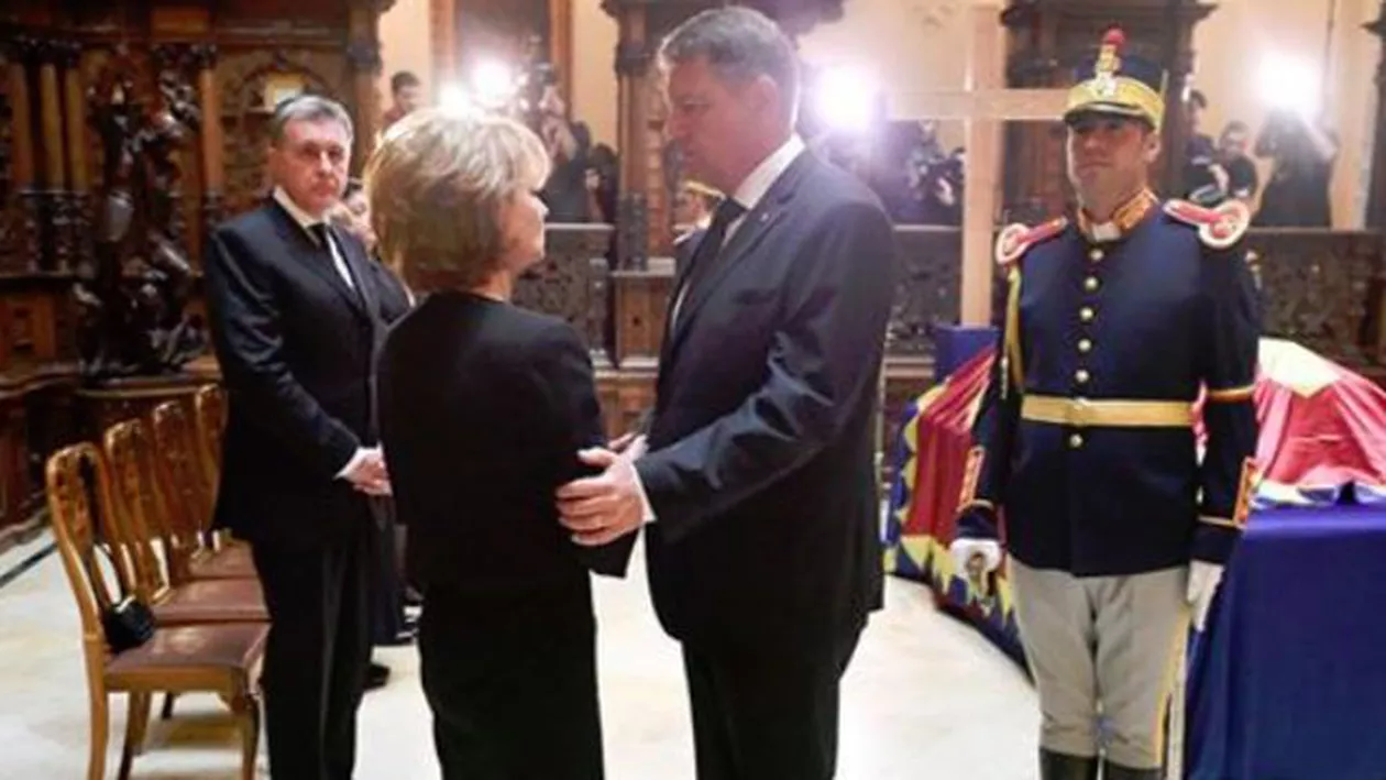 Klaus Iohannis a mers la Castelul Peleș pentru a transmite condoleanțe Familiei Regale: Dumnezeu s-o odihnească în pace! (FOTO)
