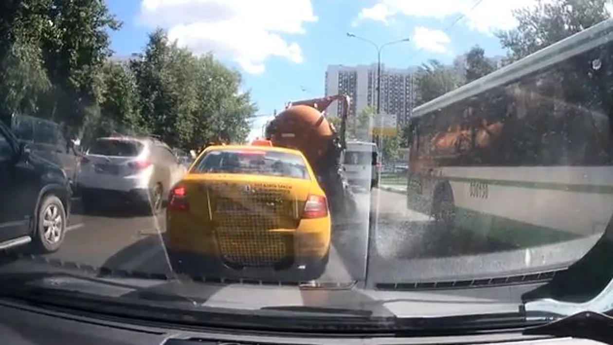 "Atentat" cu rahat la Moscova: O vidanjă a explodat în trafic (VIDEO)