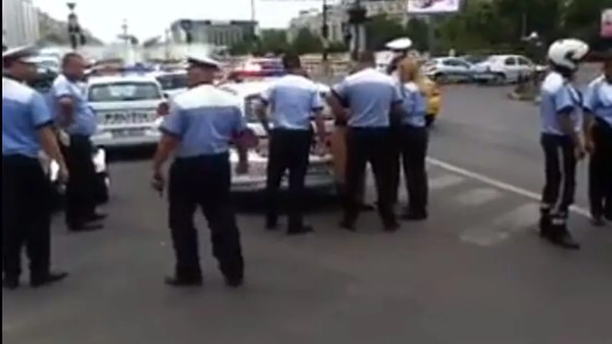 EXCES DE ZEL al Poliției Române: Femeie bruscată de mai mulți oameni ai legii în centrul Capitalei, după ce a traversat pe roșu. Reacția autorităților (VIDEO)