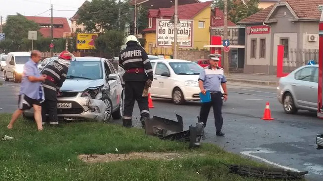 Accident violent în „Intersecția Groazei” din Timișoara. În urma impactului, două mașini au fost grav avariate (FOTO)