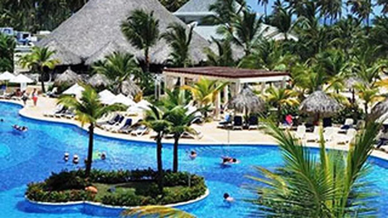 Hoție în sezonul estival! Zeci de ieşeni, păcăliți cu vacanţe de lux de soţia unui politician PSD