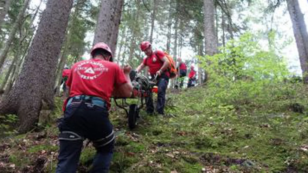 55 de turiști au rămas blocați din cauza viiturilor pe masivul Bucegi. Trei adulți și trei copii încă așteaptă intervenția salvamontiștilor (VIDEO)