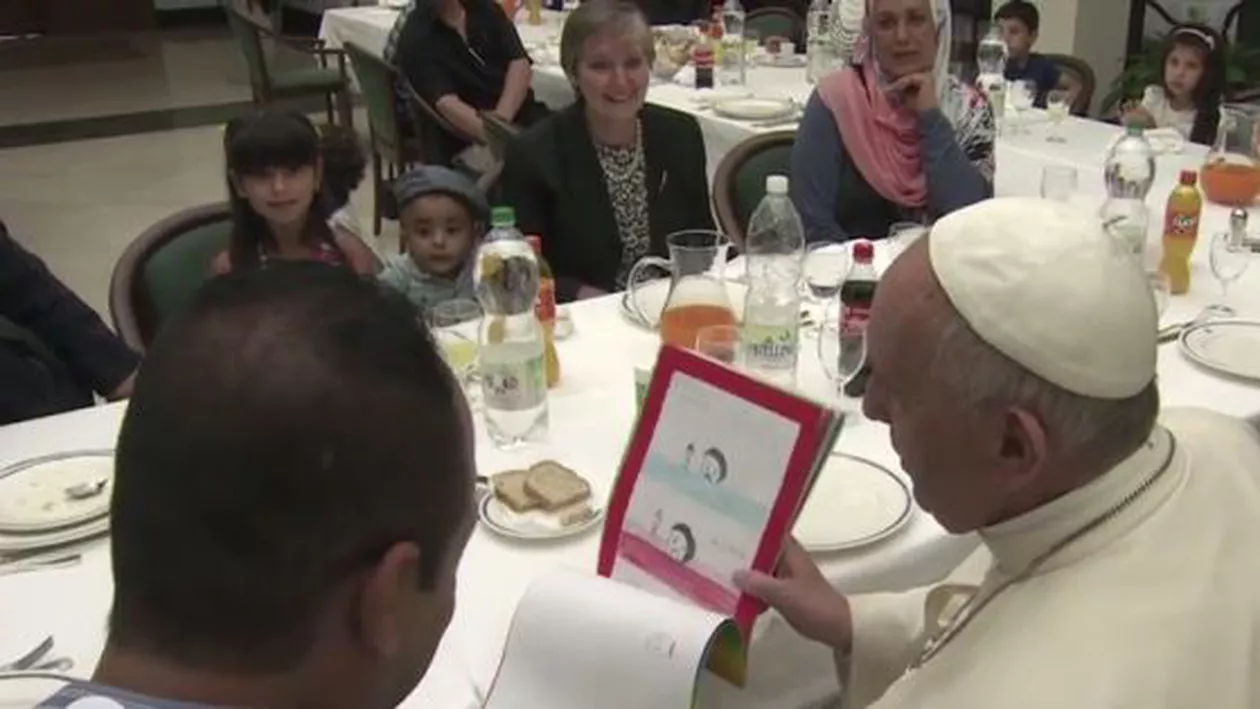 Papa Francisc a luat prânzul cu cei 21 de refugiați sirieni pe care i-a adus din Grecia, la reședința papală de la Santa Marta (VIDEO)