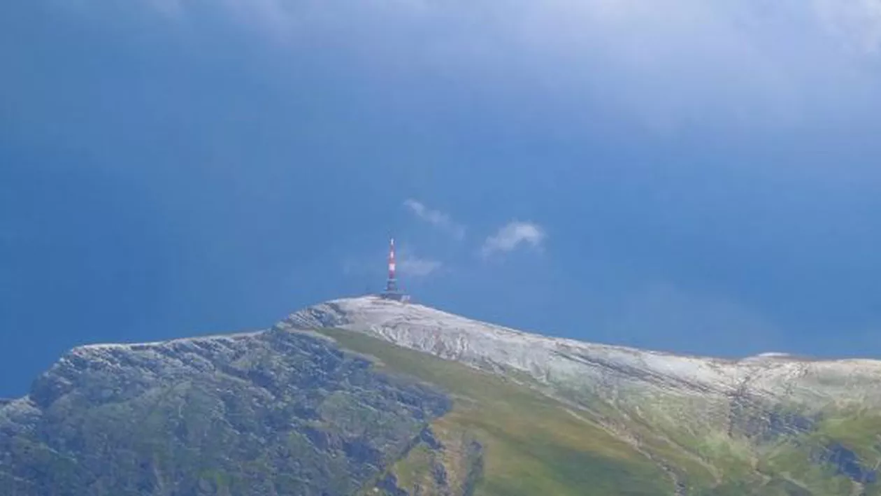 S-a așternut prima ninsoare în România, după săptămâni întregi de caniculă (FOTO)