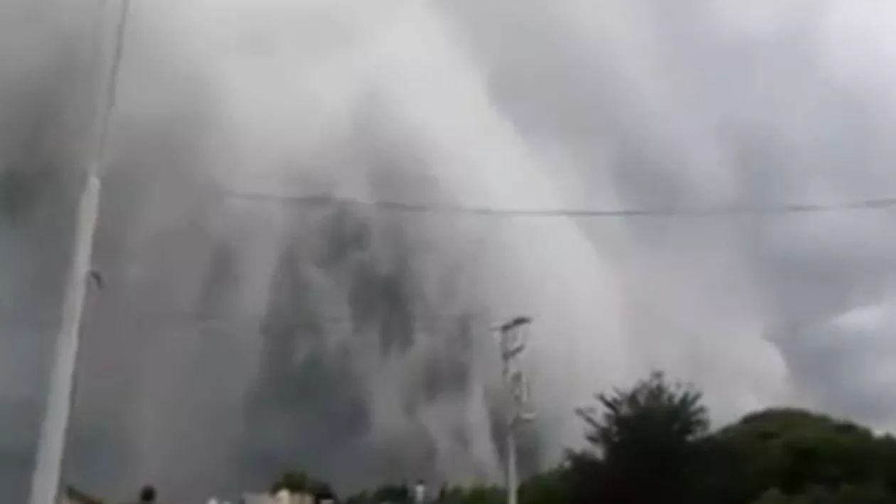 Momente de panică pentru locuitorii unui orășel din Mexic! Un un nor imens pare că înghite clădirile (FOTO, VIDEO)