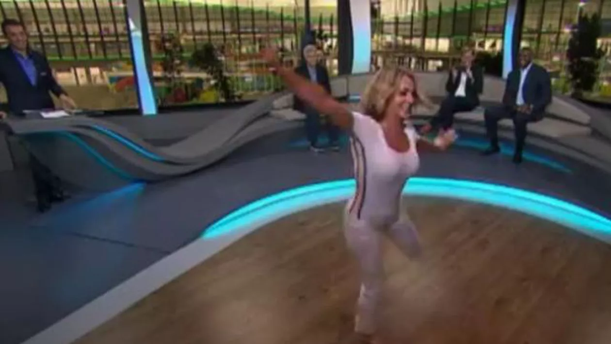 DEMONSTRAȚIE DE SENZAȚIE: Nadia Comăneci a repetat exerciţiul de la sol din urmă cu 40 de ani, într-un studio TV (VIDEO)