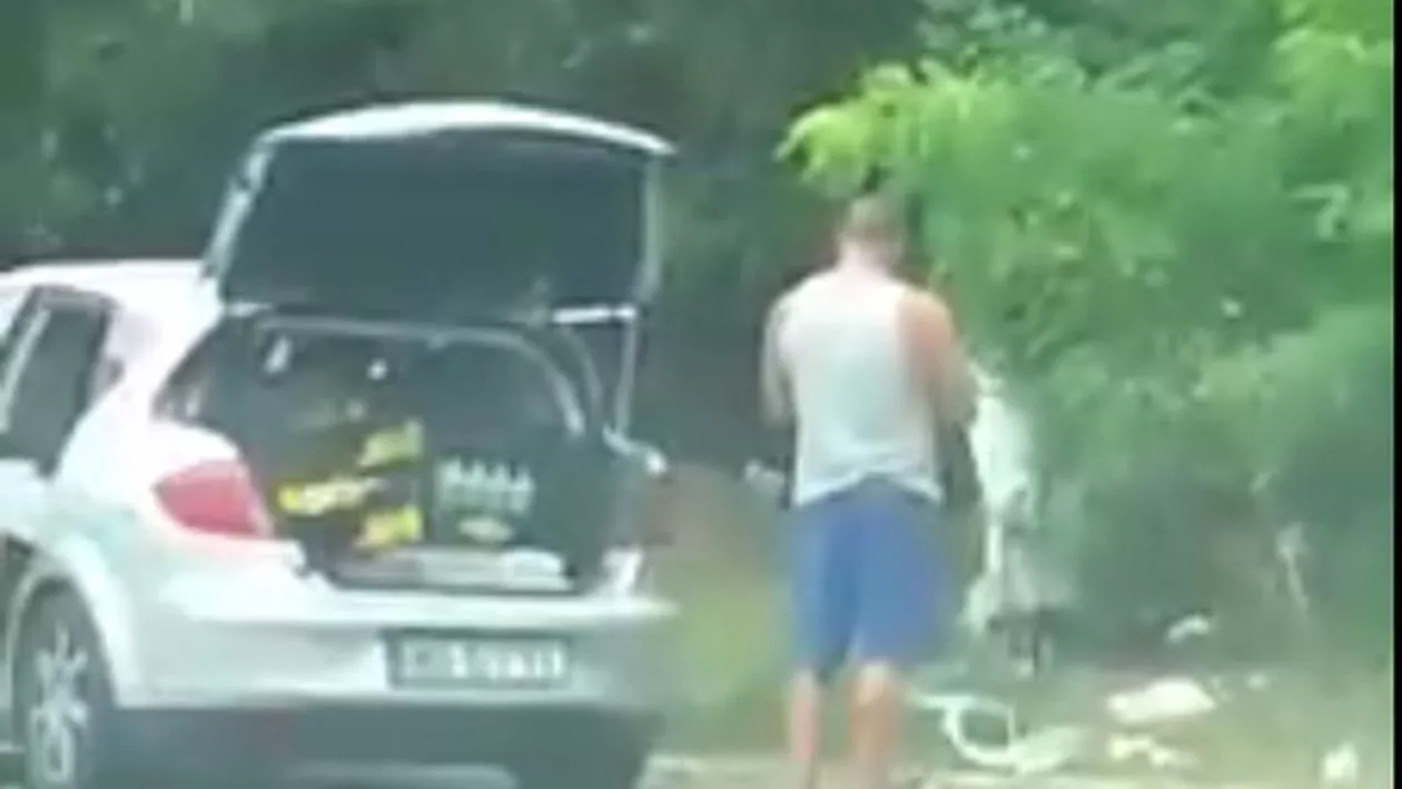 LIPSA DE BUN SIMȚ ATINGE COTE MAXIME. Un bărbat a oprit mașina și și-a golit portbagajul de gunoaie pe marginea drumului, în apropiere de Costinești (VIDEO)