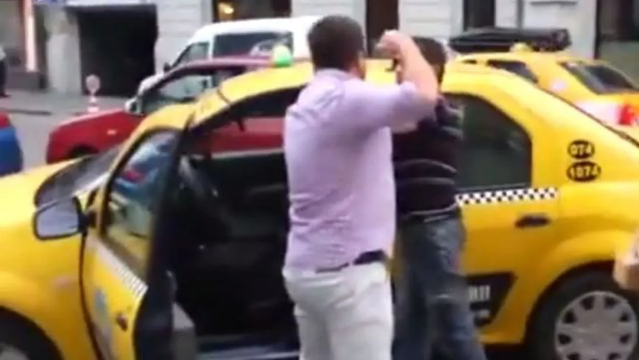 Bătaie în plină stradă în centrul Timișoarei. Un tânăr a fost scos cu forța dintr-un taxi si bătut fără milă (VIDEO)