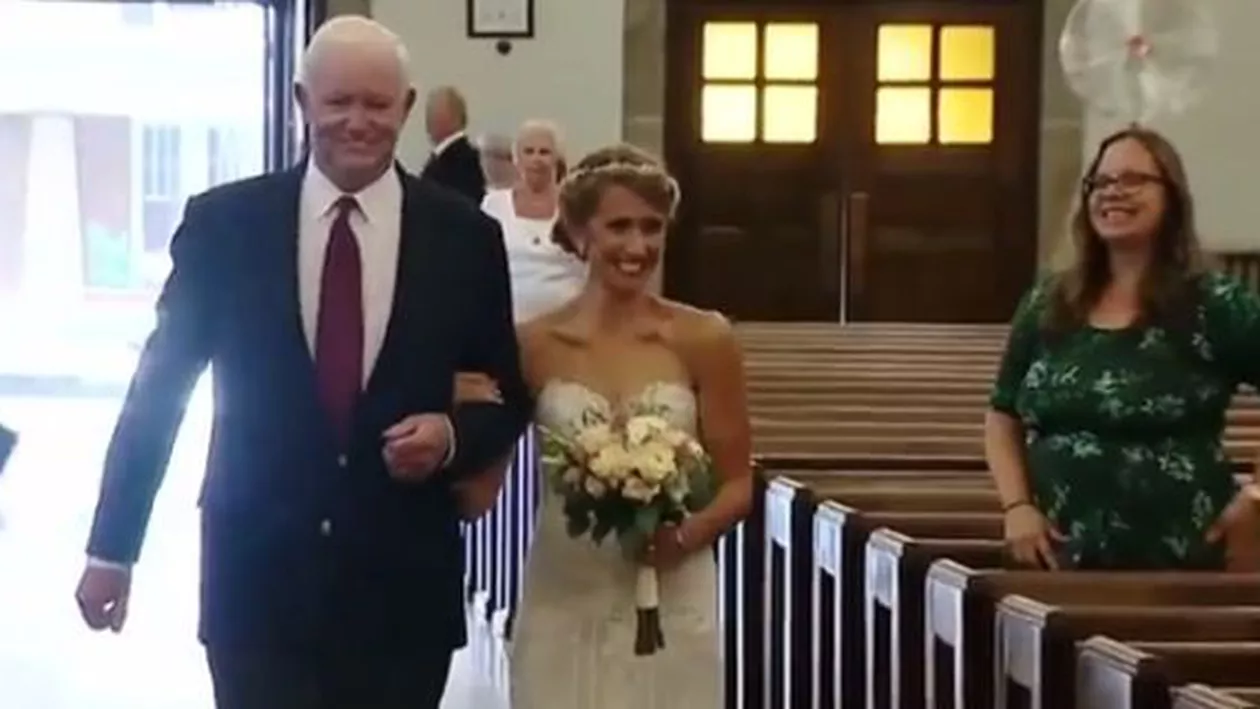 Moment emoționant la o nuntă din SUA: Mireasa a fost condusă la altar de bărbatul care a primit inima tatălui ei (VIDEO)