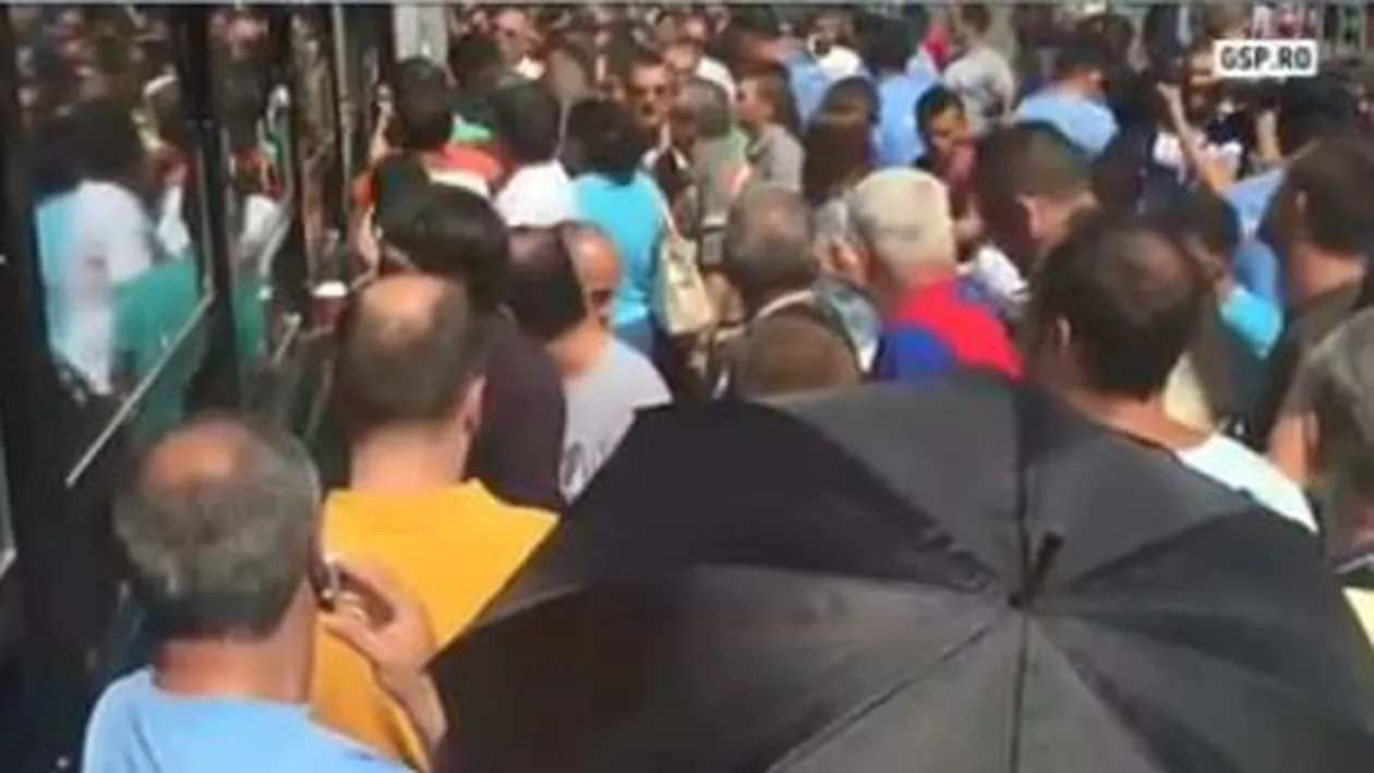 Mulți suporteri steliști au rămas fără bilete pentru meciul cu Manchester City, deși au stat ore întregi la coadă (VIDEO)