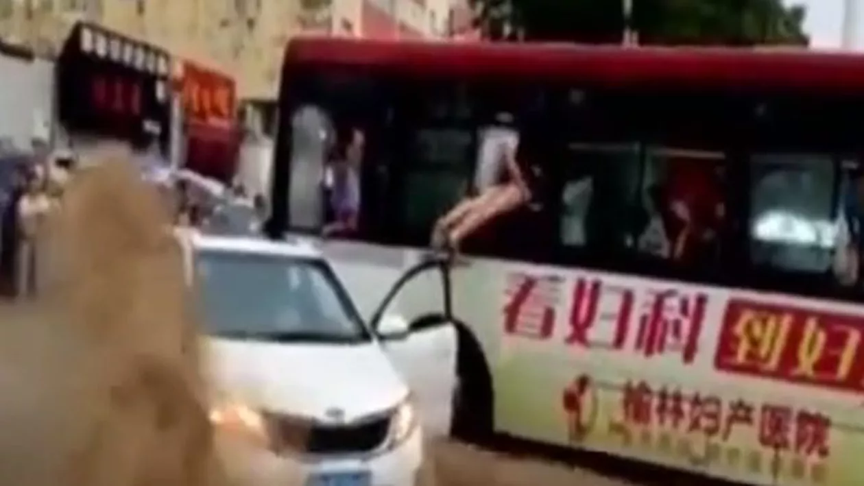 Inundații devastatoare în China: Un șofer de autobuz a devenit erou după ce a reușit să salveze pasagerii unui vehicul luat de ape (VIDEO)