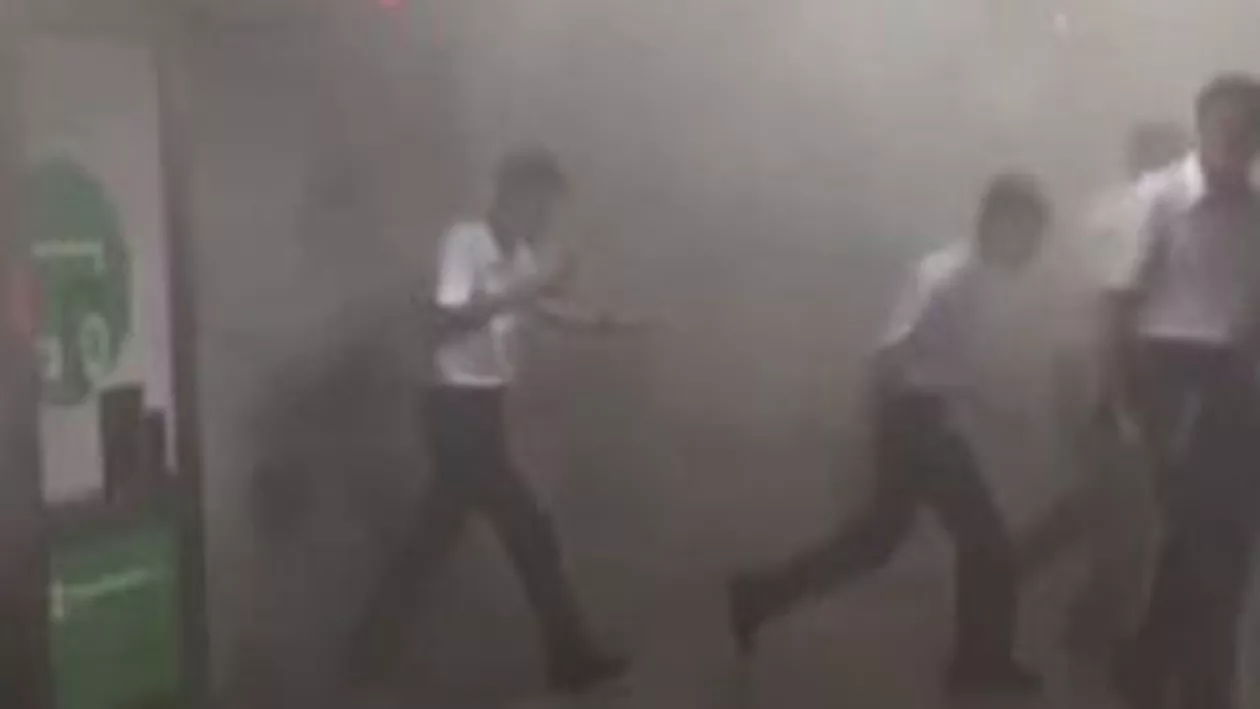 Panică la o stație de metrou din Singapore. Oamenii au fugit, speriați de fumul gros (FOTO, VIDEO)