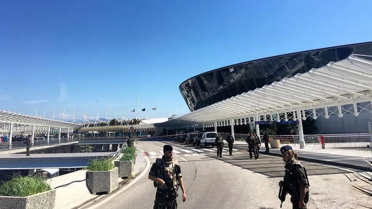 Alertă în Nisa. Un terminal al aeroportului a fost evacuat aproape o oră din cauza unui colet suspect (VIDEO, FOTO)