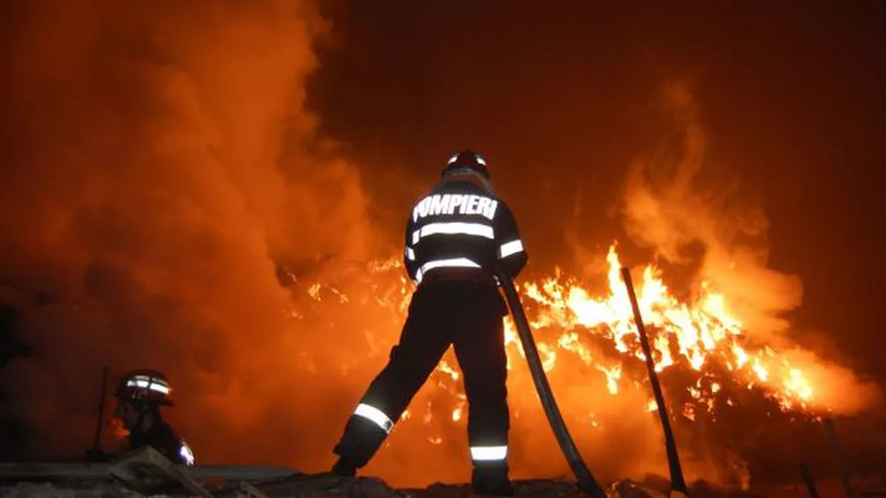 Un gălățean a dat foc unei case, apoi a plecat pe străzi complet dezbrăcat