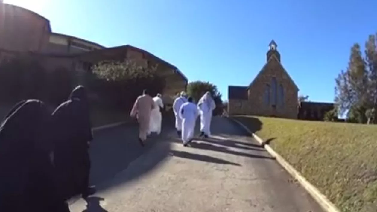 Protest neobișnuit la o biserică anglicană din Australia! Bărbați îmbrăcați în musulmani au dat buzna la o slujbă (VIDEO)
