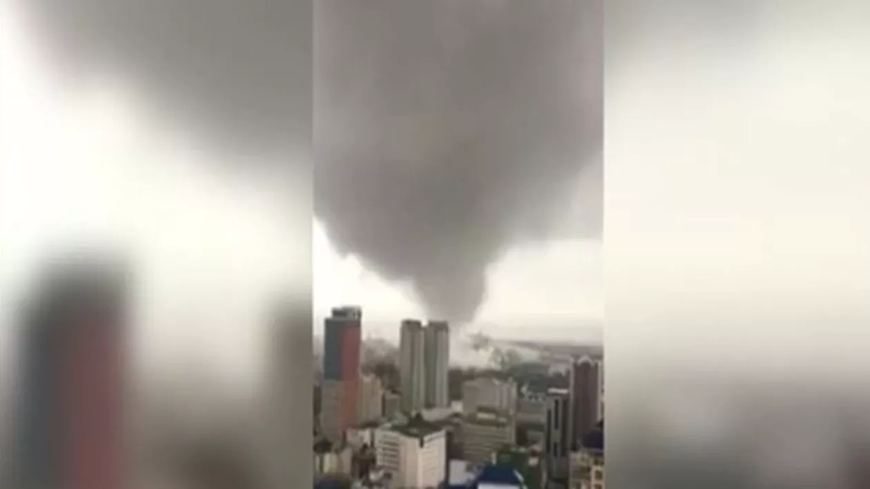 Tornadă spectaculoasă, surprinsă de la etajul 39 al unei clădiri din capitala Filipinelor (VIDEO)