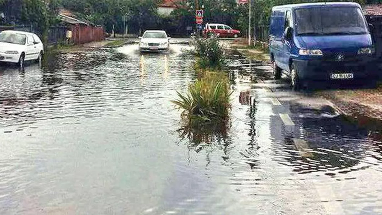 Vremea provoacă daune în județul Cluj: Gospodării inundate și acoperișuri smulse după o rupere de noi (VIDEO)