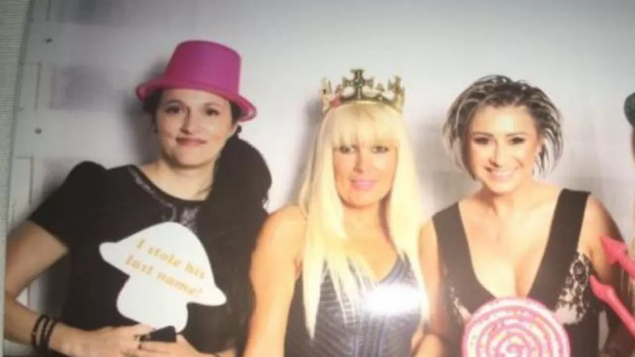 Alina Bica şi Elena Udrea, împreună la o petrecere organizată de Anamaria Prodan Reghecampf. Fostul ministru, în rolul prințesei (FOTO)