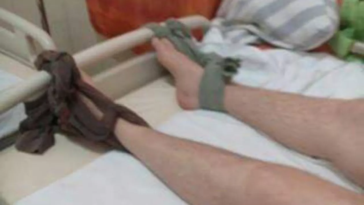 "Ca pe un porc m-au legat". Pacient bătut şi legat de pat în Spitalul Judeţean Constanța pentru că a refuzat să io o pastilă (FOTO)
