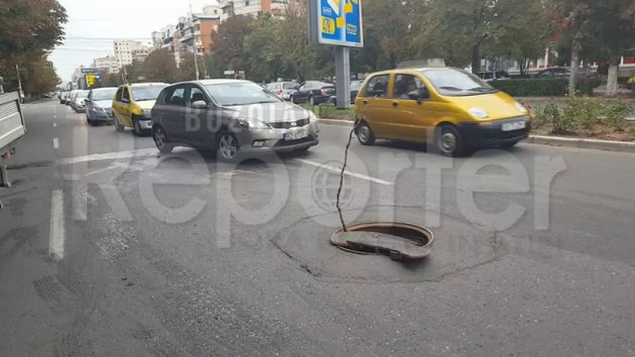Trei mașini s-au ciocnit în județul Buzău din cauza unei gropi semnalizată cu un băț (VIDEO)