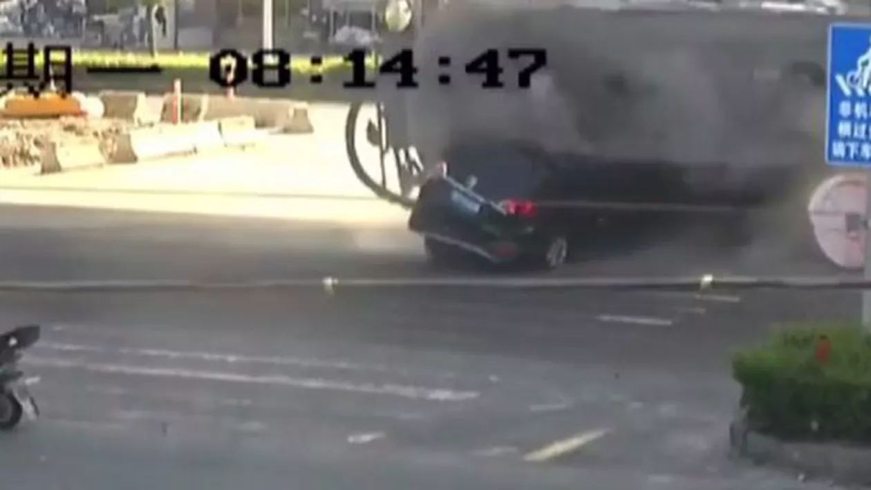 Imagini terifiante din estul Chinei. Supraviețuire miraculoasă a pasagerilor unei mașini zdrobite de un tanc petrolier (VIDEO)