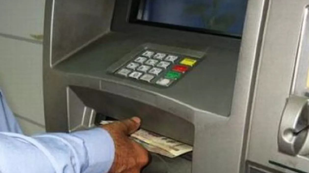 Hoții români, puși la punct peste granițe: O femeie de 77 de ani l-a dat cu capul de bancomat pe unul dintre ei