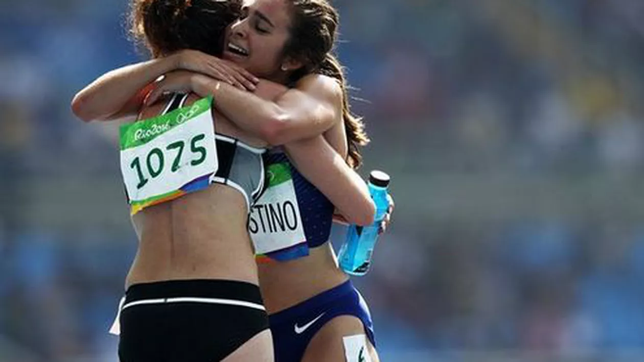 Spirit olimpic. Două atlete s-au clasat pe ultimul loc după ce s-au ajutat reciproc să termine o cursă (FOTO)