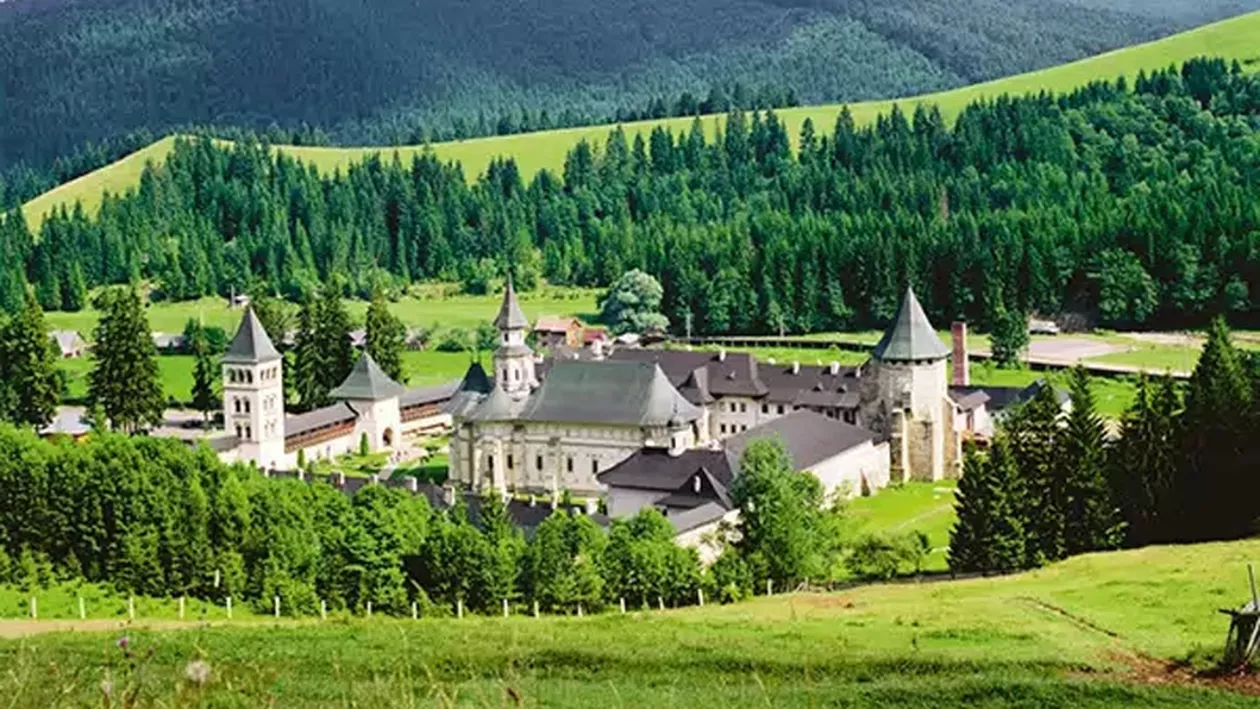 „Aici scrie Mănăstirea Bogdana, imaginea este biserica Mănăstirii Putna”: Ghid turistic eronat, din bani publici