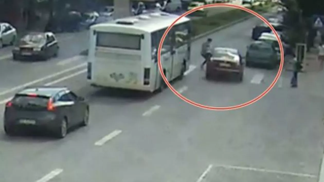 Accident violent în centrul Vasluiului: Un tânăr a fost spulberat de o mașină pe trecerea de pietoni (VIDEO)