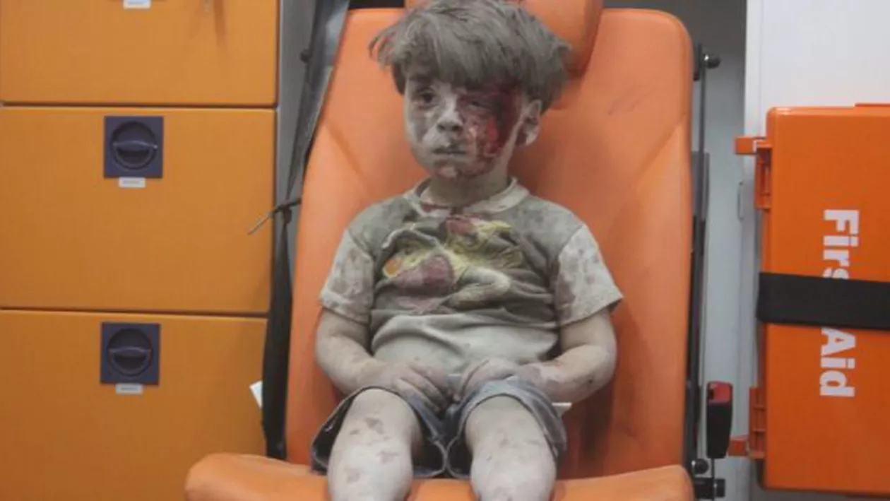 O imagine cât o mie de cuvinte. Realitatea catastrofei umanitare din Siria: Momentul în care un băiețel plin de sânge este scos de sub o clădire bombardată (VIDEO)